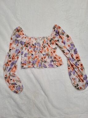 Privy Floral Off-Shoulder Peasant Crop Top in Peach & Lavender